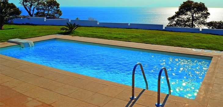 Bloc filtrant de Filtrinov en situation dans une piscine ext&eacute;rieure