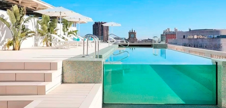 modules pr&eacute;fabriqu&eacute;s piscine Mallor composant Estirepur d'AstralPool construction sur un toit