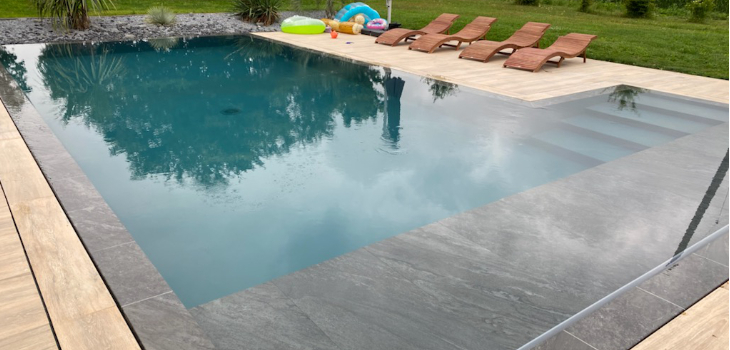 Piscine miroir ISI-MIROIR et caillebotis en gr&egrave;s c&eacute;rame antid&eacute;rapant, Top-Cover d&rsquo;ABPool