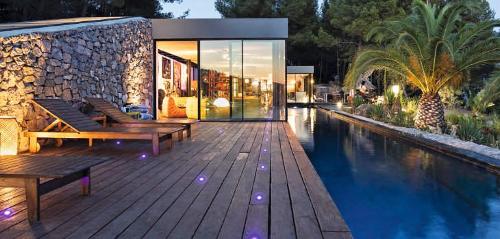 Piscine &eacute;clair&eacute;e par les projecteurs plats LED d'Hayward