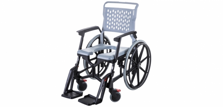 Nouveau fauteuil 100 % plastique et d&eacute;montable pour l'acc&egrave;s jusqu'&agrave; la piscine des PMR Axsol