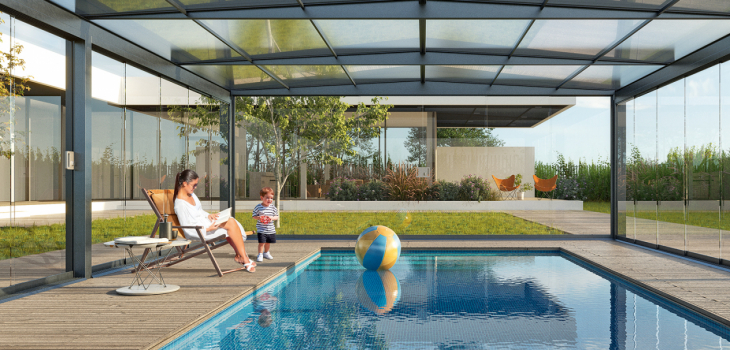 Le nouvel abri piscine H&eacute;lios avec panneaux solaires Abrisol