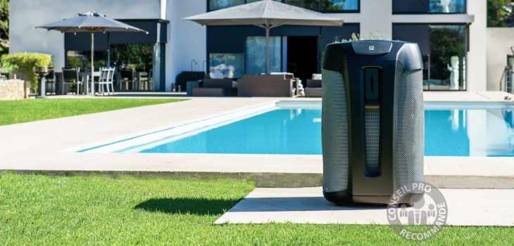 Pompe &agrave; chaleur Z550iQ au bord de la piscine