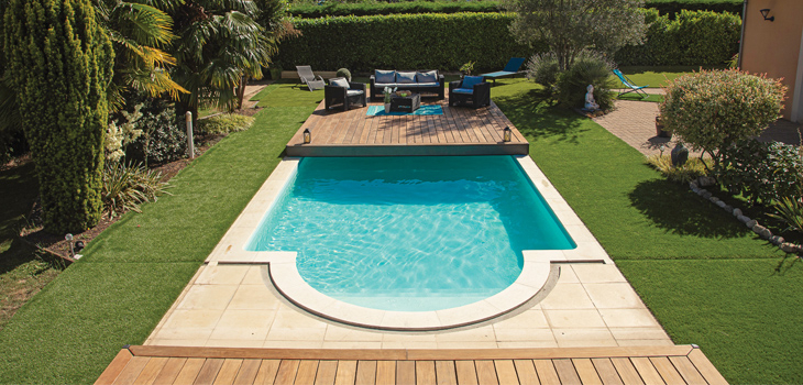 La terrasse mobile piscine Escale Abriblue ouverte 