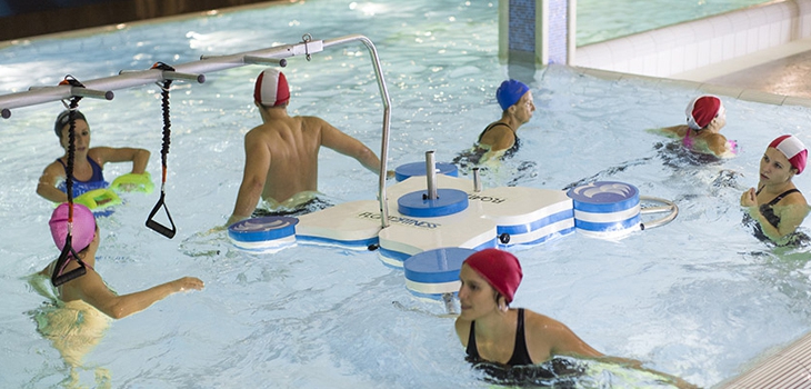 Salle de musculation con&ccedil;ue pour la pratique de multiples activit&eacute;s sportives en piscine