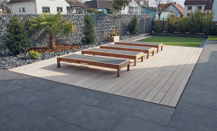 Terrasse mobile WaluDeck qui recouvre la piscine pour laisser place &agrave; un bel emplacement d&eacute;tente
