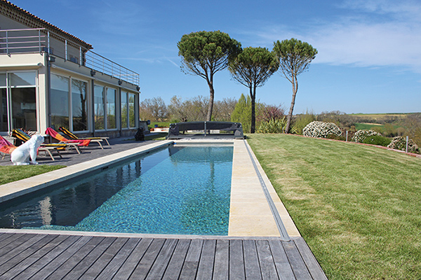 abri de piscine neo sur couloir de nage