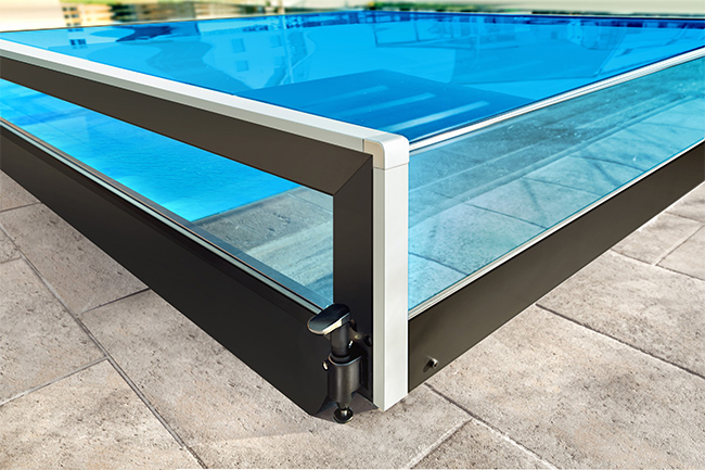 D&eacute;tail de l'abri piscine t&eacute;lescopique Champion d'ALUKOV