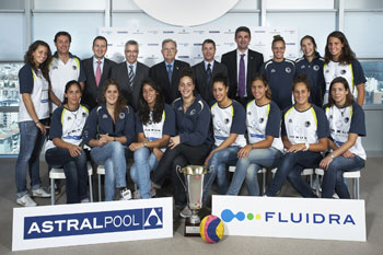 &iuml;&iquest;&frac12;quipe des championne de water-polo entour&iuml;&iquest;&frac12;e des dirigeants de FLUIDRA