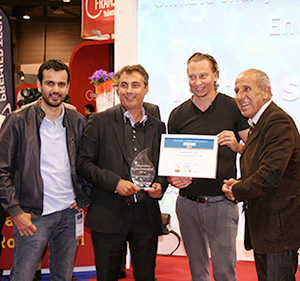 Cardpool recevant le troph&Atilde;&copy;e d'or
