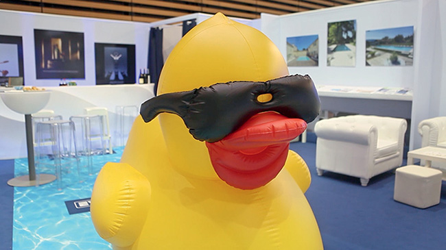 Le fameux canard mascotte du r&Atilde;&copy;seau des pisciniers EVERBLUE