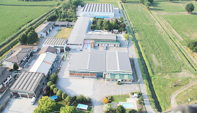 Usine de Piscine Laghetto &agrave; Cr&eacute;mone en Italie