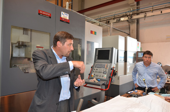 Explications d&acirc;Eric Guimbert autour de l&acirc;une des presses &Atilde;&nbsp; injecter
