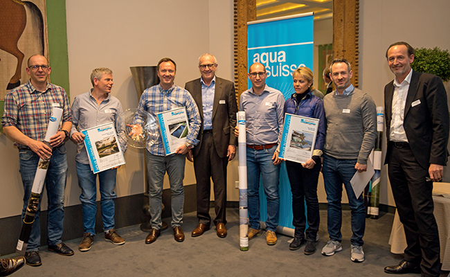 Le vainqueur du Prix aqua suisse, Erich Woodtli (3e en partant de gauche) et les nomin&Atilde;&copy;s, lors de la premi&Atilde;&uml;re pr&Atilde;&copy;sentation des aqua suisse Awards, avec le Pr&Atilde;&copy;sident Enrico Ravasio (4e en partant de gauche)