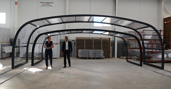 St&Atilde;&copy;phanie MORIN et St&Atilde;&copy;phane FIGUEROA sous un abri de la gamme AbriDays